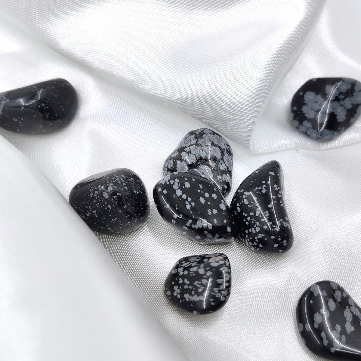 Mustavalkoiset hiotut lumihiutaleobsidiaanit suojaan ja tasapainoon