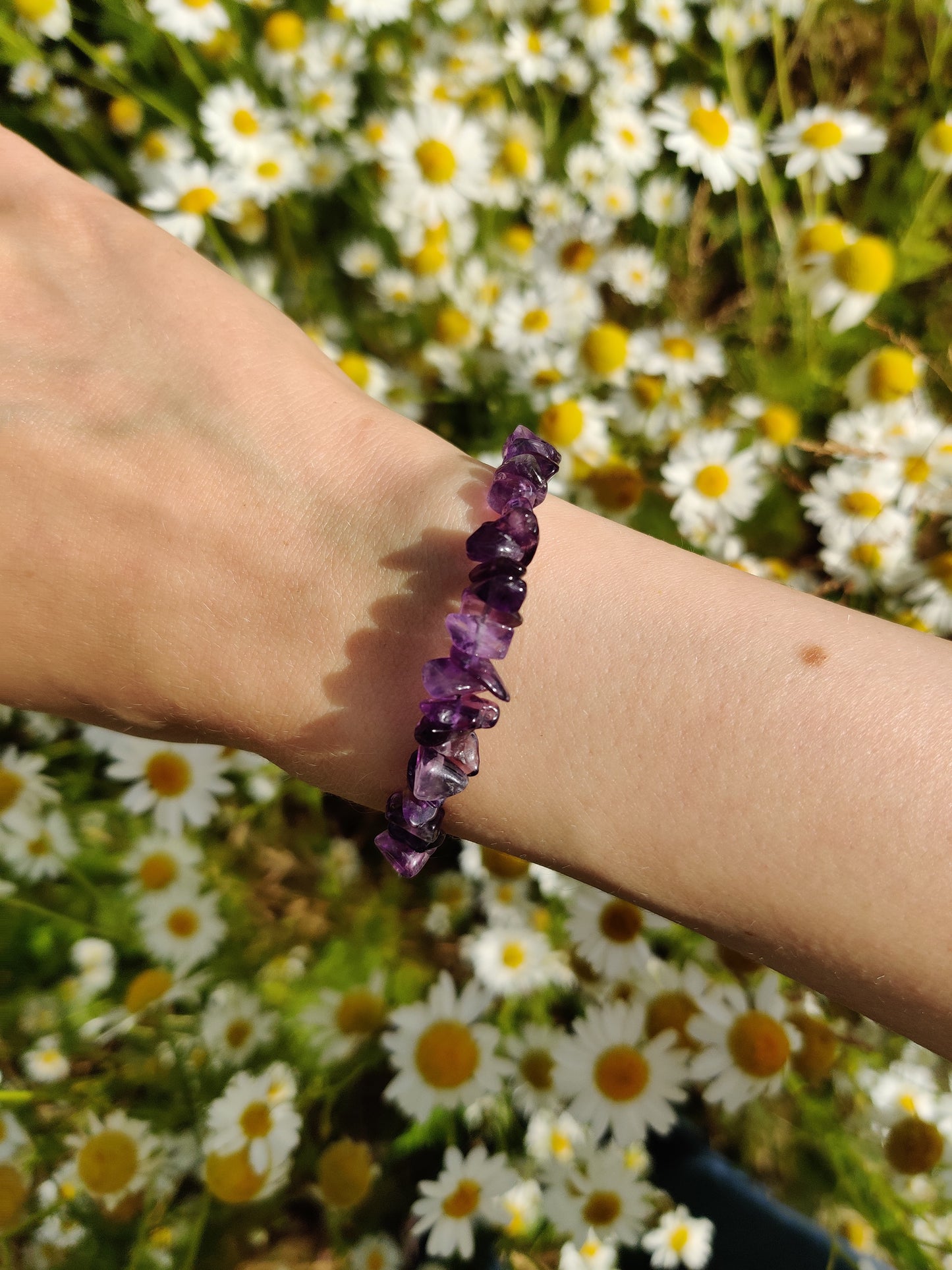 Violetti ametisti kivikoru ranteessa kuvattuna