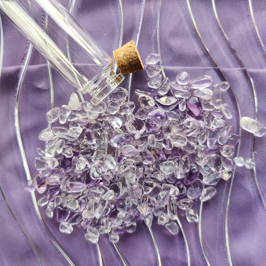 Violettia ametisti kristallihippua pöydän päällä tummemmalla taustalla