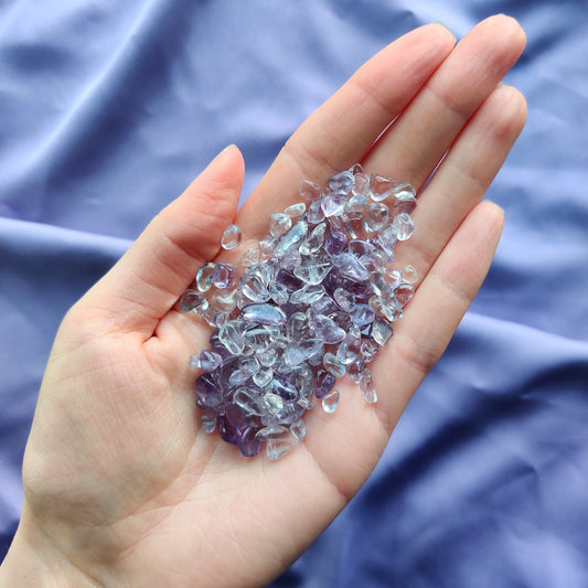 Vaalean violettia ametistihippua kädessä kuvattuna