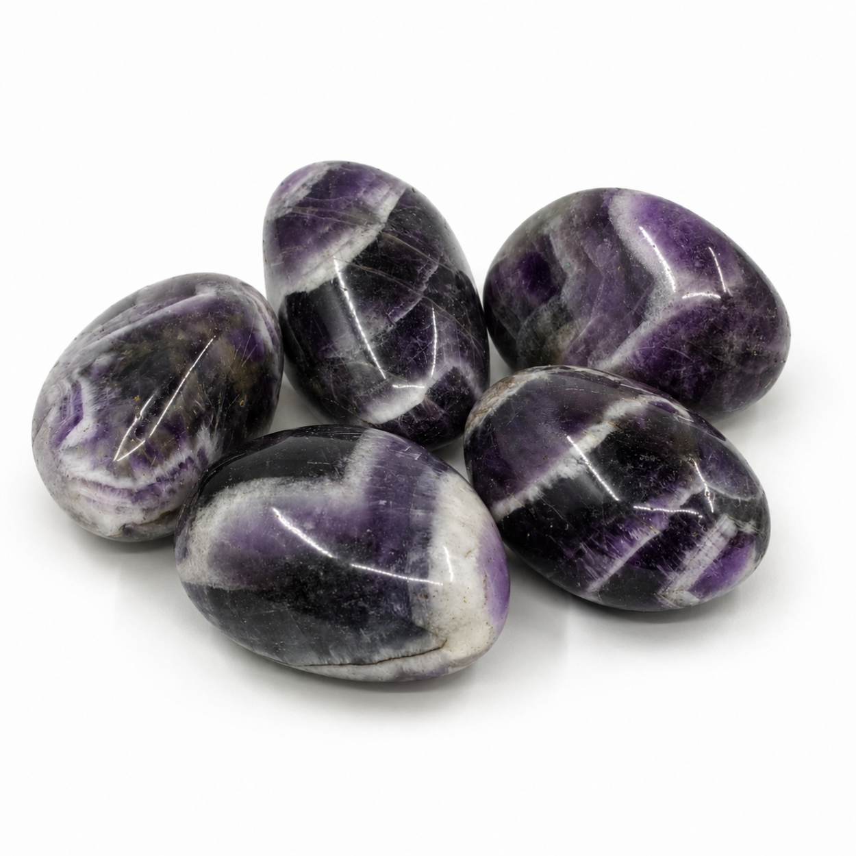 Violetit chevron ametistis läheltä kuvattuna valkoisella taustalla