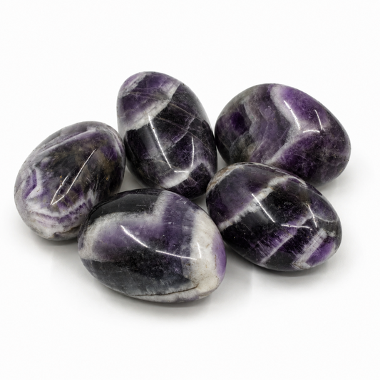Violetit chevron ametistis läheltä kuvattuna valkoisella taustalla