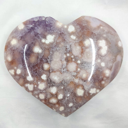 Värikäs kukka-akaatti x ametistisydän läheltä kuvattuna