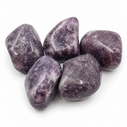 Violetit lepidoliitit läheltä kuvattuna valkoisella taustalla