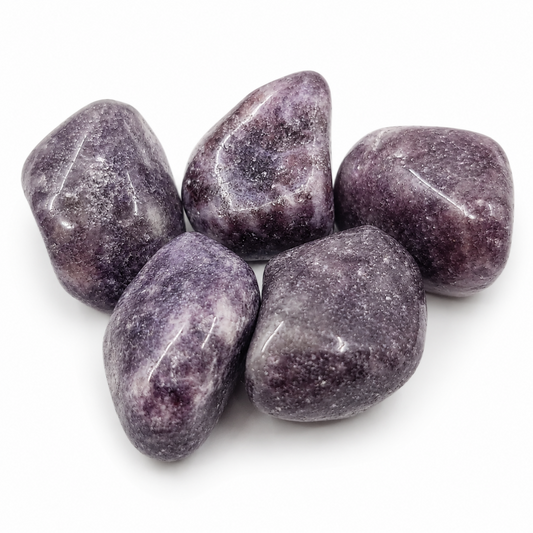 Violetit lepidoliitit läheltä kuvattuna valkoisella taustalla