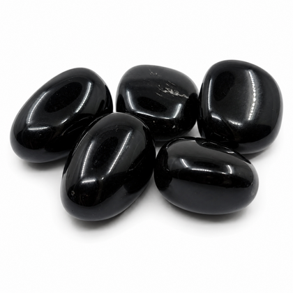 Mustat obsidiaanit läheltä kuvattuna valkoisella taustalla