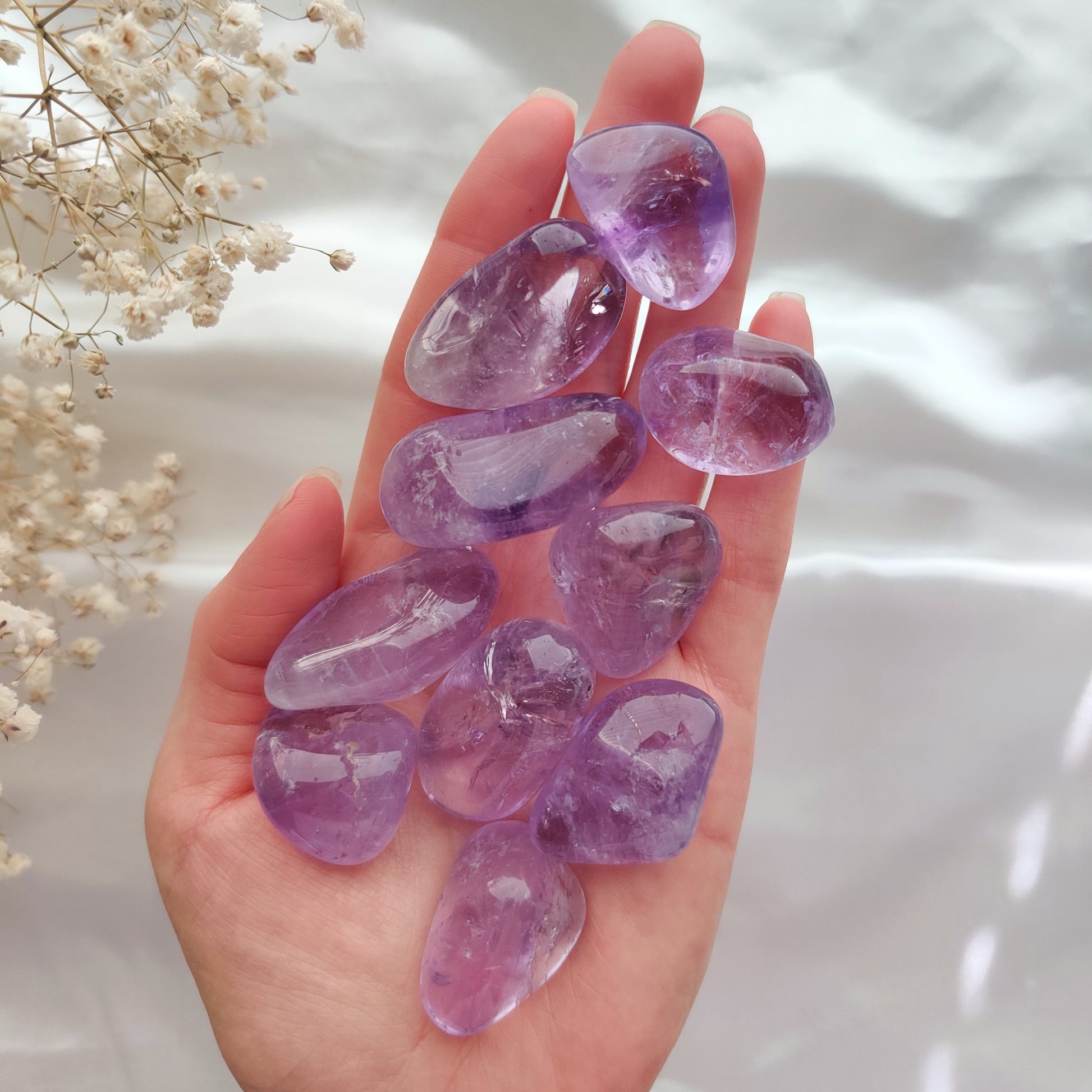 violetit ametisti kivet kädessä