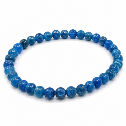 Sininen apatiitti helmirannekoru 5mm helmillä läheltä kuvattuna valkoisella taustalla