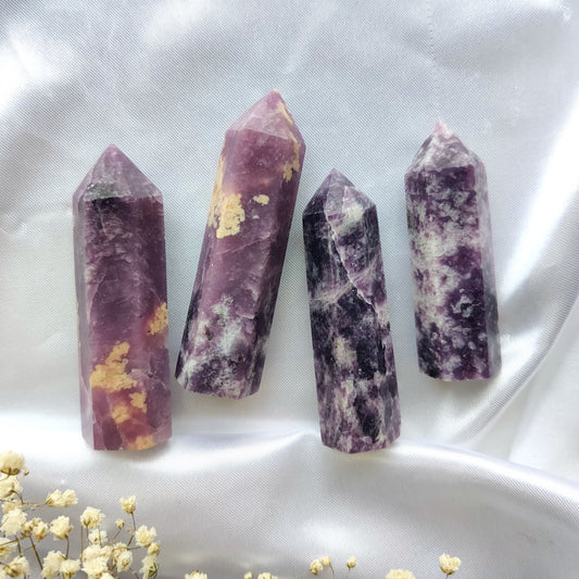 Violetit lepidoliittitornit valkoisella silkkikankaalla