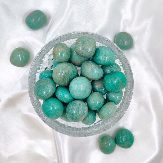 Rupmuhiotut amatsoniitit lasikulhossa valkoisella silkkikankaalla