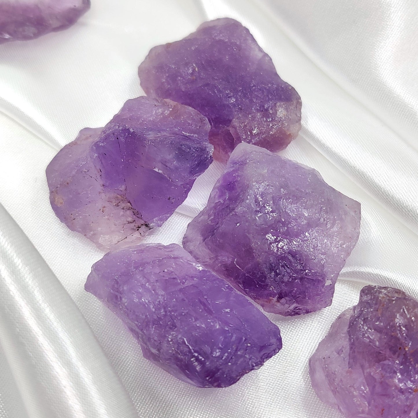 Violetit ametisti raakakivet kuvattuna läheltä