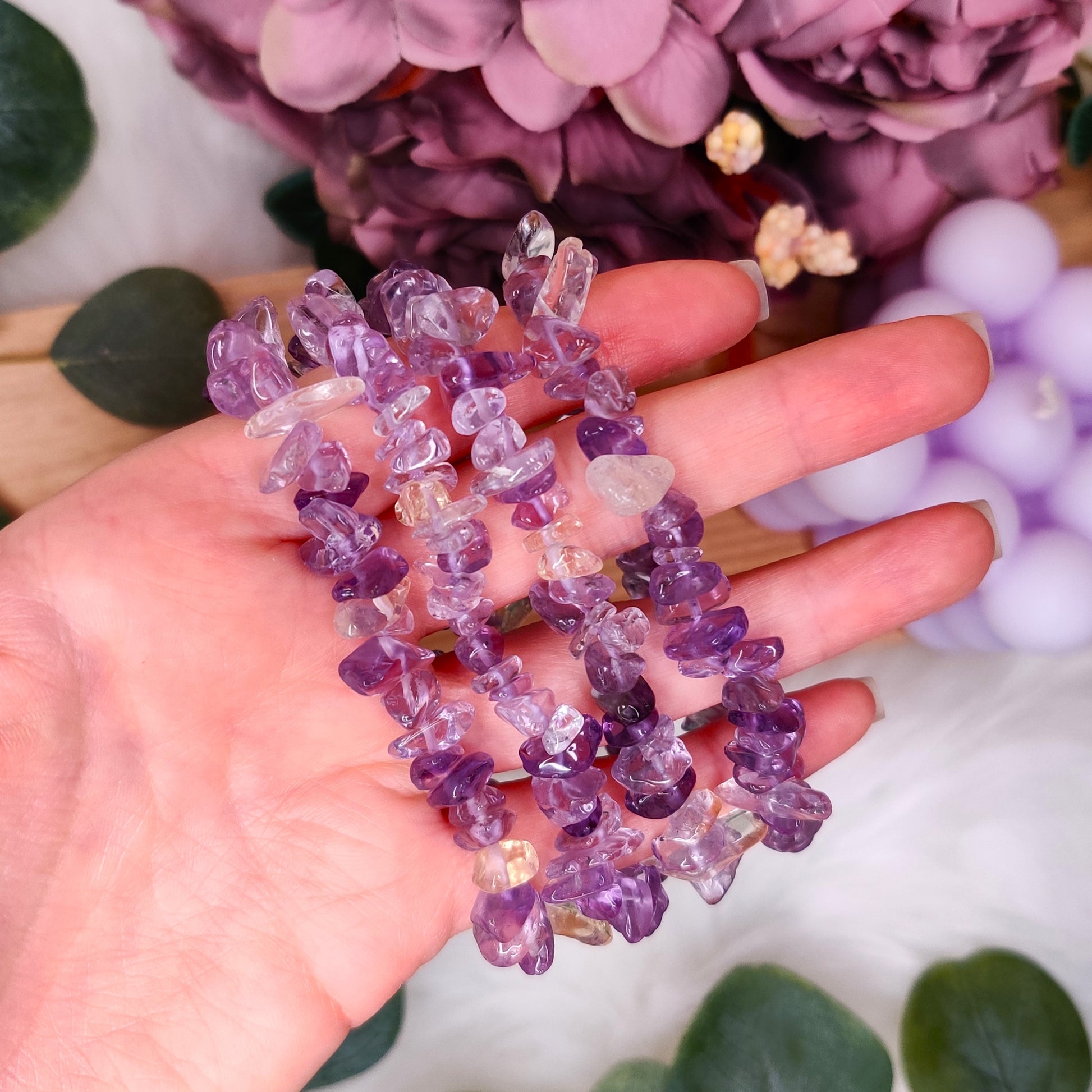Violetit ametriini kivikorut kädessä kuvattuna