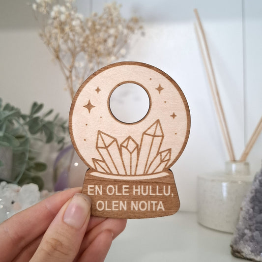"En ole hullu, olen noita"- kivipalloalusta kivikuulalle kädessä