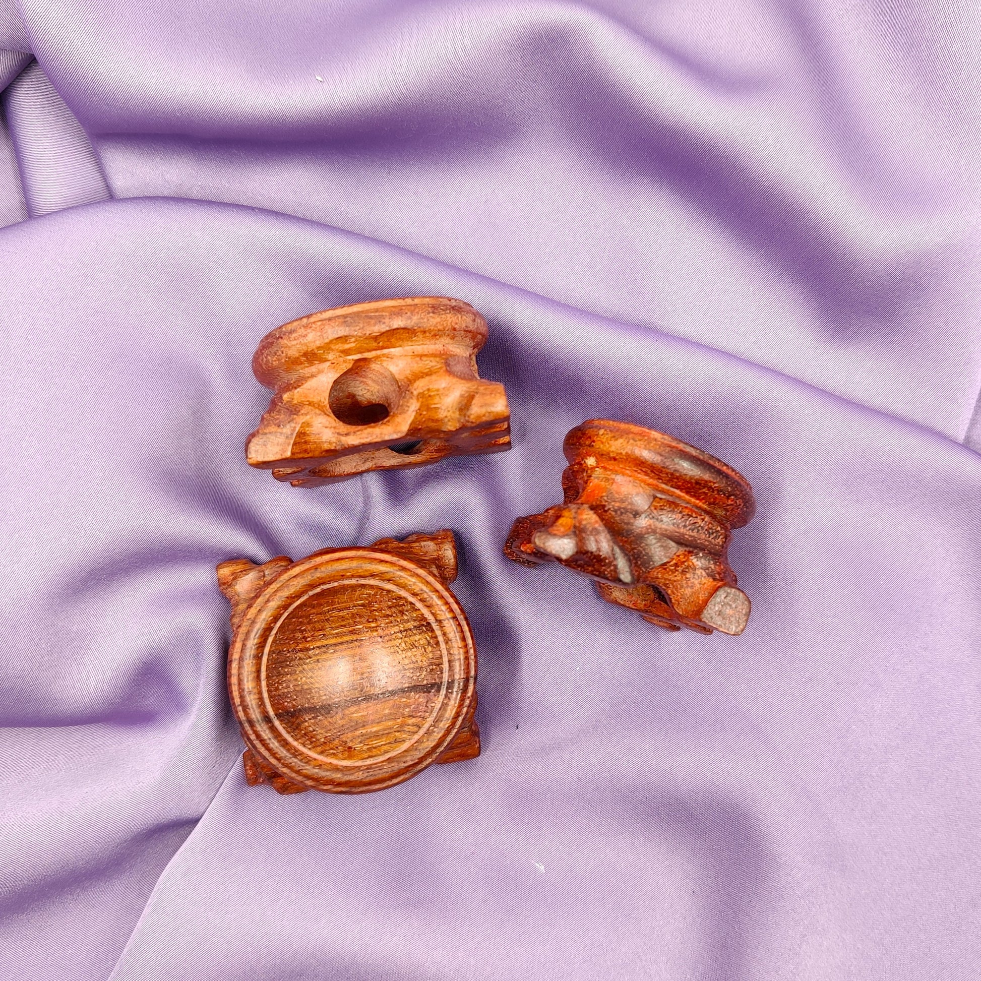 Puinen kivipalloalusta pienelle ja keskikokoiselle kivikuulalle violetilla taustalla
