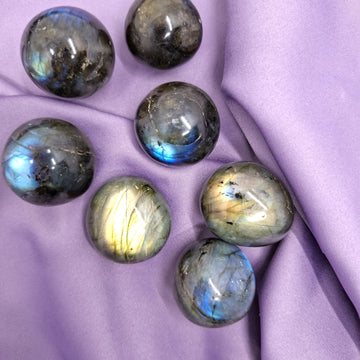 Labradorite – protection, intuition, and the courage to follow your own path