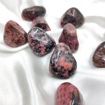Rhodonite - the power and peace of the heart for difficult times